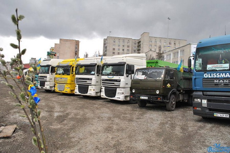 Митрополит Василій благословив конвой, який повіз у зону АТО понад 300 тон продовольчої допомоги.(ФО Митрополит Василій благословив конвой, який повіз у зону АТО понад 300 тон продовольчої допомоги.(ФО